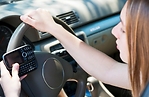 分心駕駛是當今司機最常見和最危險的不良習慣之一。如果你的孩子看到你在駕駛時打電話、吃東西、查看短信或其他任何今天的司機們普遍做的事情，就會給你的孩子傳遞一個信息：駕駛時做這些事情是可以的。 (Istock)