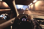夜間駕駛的最大問題是視線清晰度。迎面來車的前燈，使你只能觀察到很小部分的路面。(Fotolia)