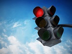 交通燈一變成紅燈，攝像頭就啟動。黃燈過程中駛入路口的司機，即使在過路口過程中轉紅燈，被拍到也不會受罰。(Fotolia)