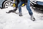 當車衝入很深的雪中時，車底盤會壓在雪上，使輪子懸空，根本抓不著地。這時唯一的辦法就是鏟雪，直到車輪能著地。(Fotolia)