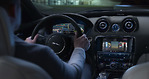 捷豹XJ實現了智能手機與車載系統的連接，令車主通過手機便可監控並操作車輛。(Jaguar)