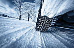 冬季輪胎采用特殊的胎面膠配方，使輪胎在低溫條件下保持良好的抓地力、牽引力和刹車性能，使汽車能夠在寒冷、結冰和濕滑的路面上安全行駛。(Istock)