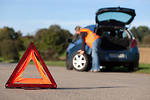     安裝時檢查備用輪胎的充氣壓力。 如果無法檢查，安裝完畢後，小心低速行駛直至輪胎的充氣壓力得以檢查。(Istock)