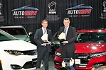本田加拿大銷售和市場推廣高級副總裁Jean Marc Leclerc（右）和菲亞特克萊斯勒加拿大市場營銷副總裁William Levasseur（左）在多倫多車展分別拿走了2018年度最佳車獎及2018年度最佳多功能車獎。（周行/大紀元）