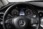 梅賽德斯 – 奔馳〈Mercedes-Benz〉在2009年推出了上述概念的早期版本，其駕駛提醒輔助系統。當一個人坐進配置有駕駛提醒輔助系統的梅賽德斯汽車時〈Mercedes-Benz圖片〉