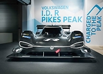 I.D.R Pikes Peak風馳電掣地駛向未來，決心創造新記錄：其0-100公里/小時的加速時間僅為2.25秒，可比肩世界一級方程式錦標賽和國際汽聯電動方程式中的賽車。(Volkswagen)
