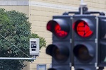 　在安省，罰款只針對闖紅燈的車輛，而不針對駕車者。原因主要是，從照片上不能非常準確的分辨出駕車者。(Fotolia)