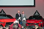 2019年2月14日，起亞加拿大營銷總監Michael Kopke（右）、捷豹路虎加拿大公共關係及營銷總監John Lindo（左）在多倫多國際車展分別領取了加拿大2019年度最佳車獎及最佳多功能車獎。（周行/大紀元）