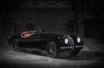 1948年，XK120首次向世人揭開了面紗，正式開啟了捷豹跑車家族七十餘載輝煌歷程。這款在當時被稱為「全球最快量產車」的傳奇跑車不僅以近200公里/小時的最高時速傲視同儕，更以卓越表現橫掃各大拉力及場地賽事。(Jaguar)