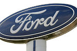 福特的首款L4級別自動駕駛車將基於福特Ford Escape混動版的車輛平臺和架構進行內外飾的改造，從而為用戶帶來安全可靠的自動駕駛體驗。图为福特汽车公司的Logo。(Bill Pugliano/Getty Images)
