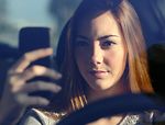 英國研究：2成人駕車時會自拍 比率男高于女