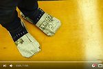 用報紙折成一對拖鞋,方便又實用