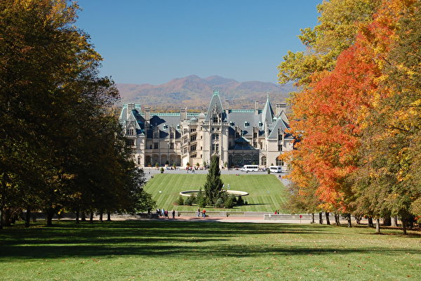 Biltmore_House_in_the_Fall-600x400.jpg
