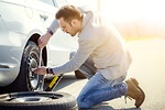 安裝備用輪胎：對齊備用輪胎上的孔與輪圈上的螺桿，把輪胎盡量往裡推。(Fotolia)