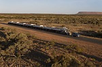 路虎發現Discovery上演高難度牽引挑戰，成功牽引長達100米、重達110噸的公路列車。(Landrover)