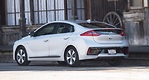 現代汽車公司推出了第一款量產的，沒有普通的12V啟動電池的汽車Ioniq。(Hyundai)