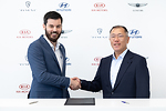 現代汽車集團首席副會長鄭義宣（右）與Rimac公司CEO Mate Rimac(左)簽署合作協議(Hyundai)