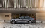 2021款寶馬BMW 330e RWD車型（入門車型）在加拿大的起售價格是44,950元， xDrive 車型的起售價格是54,000元。入門車型可獲得加拿大聯邦電動車補貼2500元。(BMW)