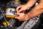 在低溫下，蓄電池的充放電性能會大打折扣。如果你車的蓄電池不帶有原廠保溫套，又和其它部件有一定間隔，可以考慮買一個蓄電池保溫毯給蓄電池保溫。(Fotolia)