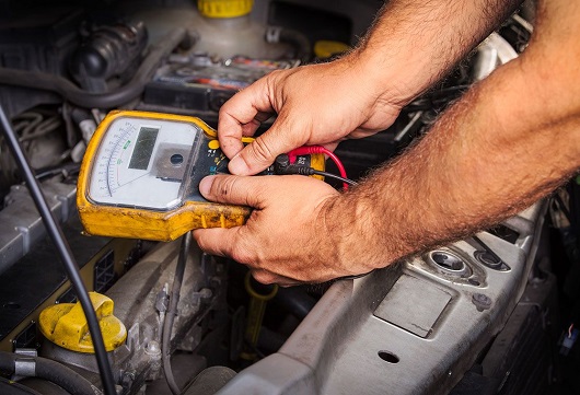 最常見的電路問題，而且很嚴重，就是電池沒電或有問題了。如果你啟動汽車有困難，或者你的汽車完全無法啟動，你首先需要檢查的東西就是電池。(Fotolia)