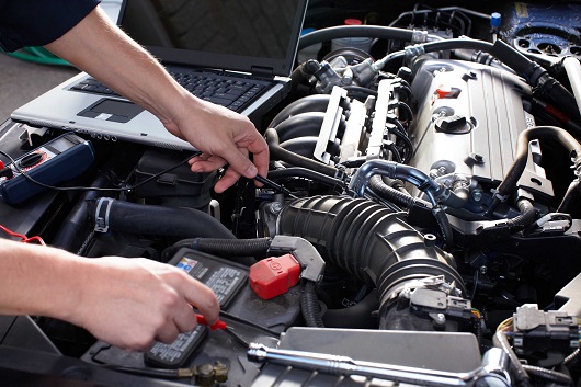 汽車漏液在夏天常見，這可說是化學反應。天氣熱時車子燃油缸內的燃油容易蒸發，導致燃油缸的壓力增大。當然現代的車子都已考慮過這點，都設有軟管系統排壓。(Fotolia)