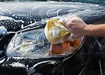不像車子一般會沾到的污泥或蟲，殘膠通常會變硬，然後與車漆黏在一起，很難清理。這些很不雅觀的殘渣光用肥皂及水無法洗淨，若置之不理，時間久了就會對車漆造成永久性的損害。(Fotolia)