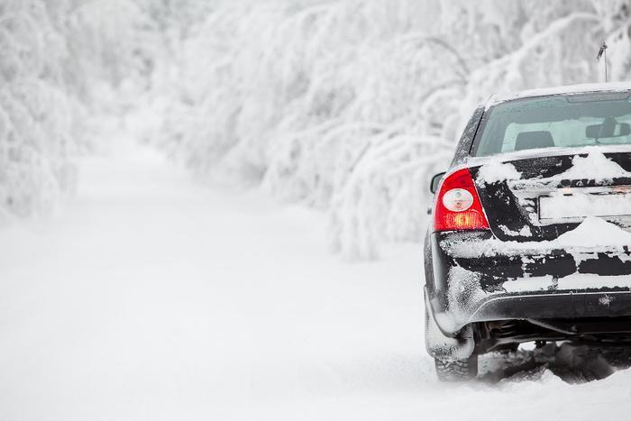 如果您的汽車陷入雪中，請不要驚慌。不要猛踩剎車或油門。試試上述辦法。如果當您走出困境後，請不要立即停下來，而是將車開到安全地方再停下來。(Fotolia)